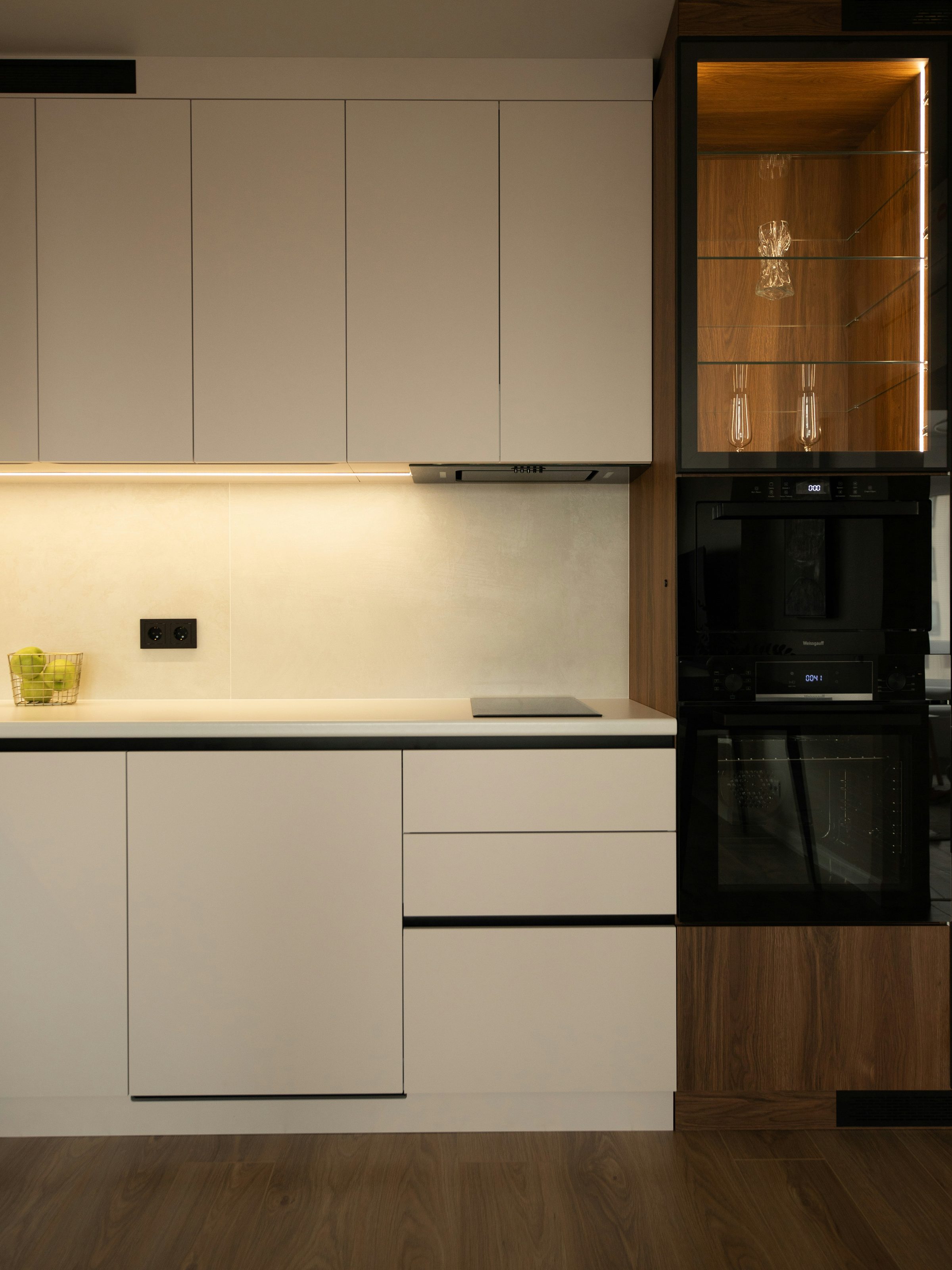 Cocina integral abierta al comedor con luz cálida
