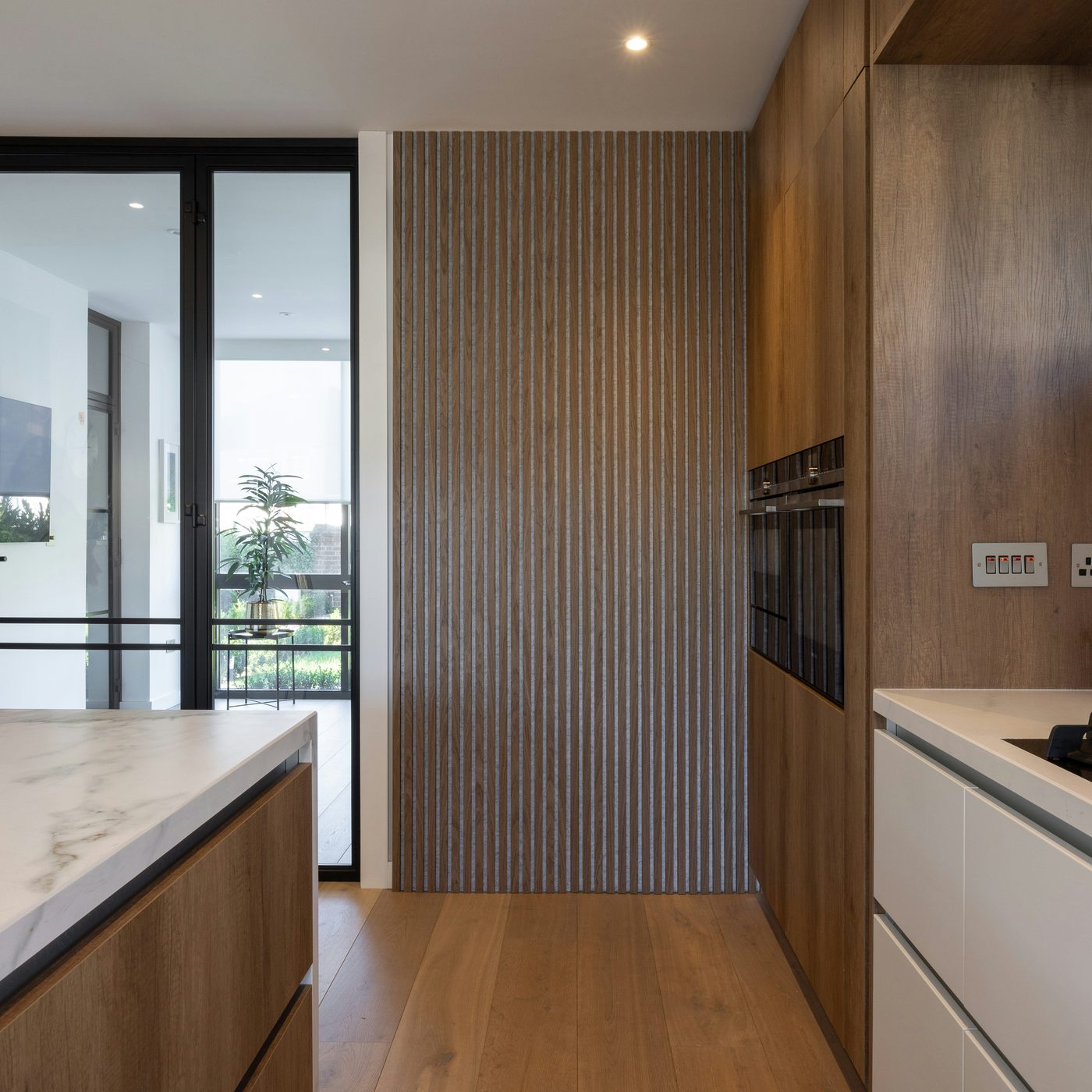 Muro de listones de madera y hornos empotrados