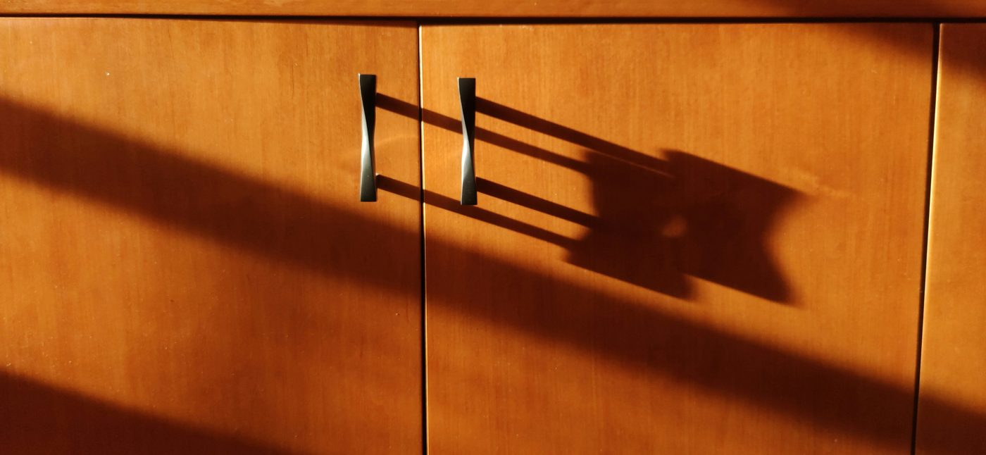 Veta de madera en frente de gabinete con jalador metálico