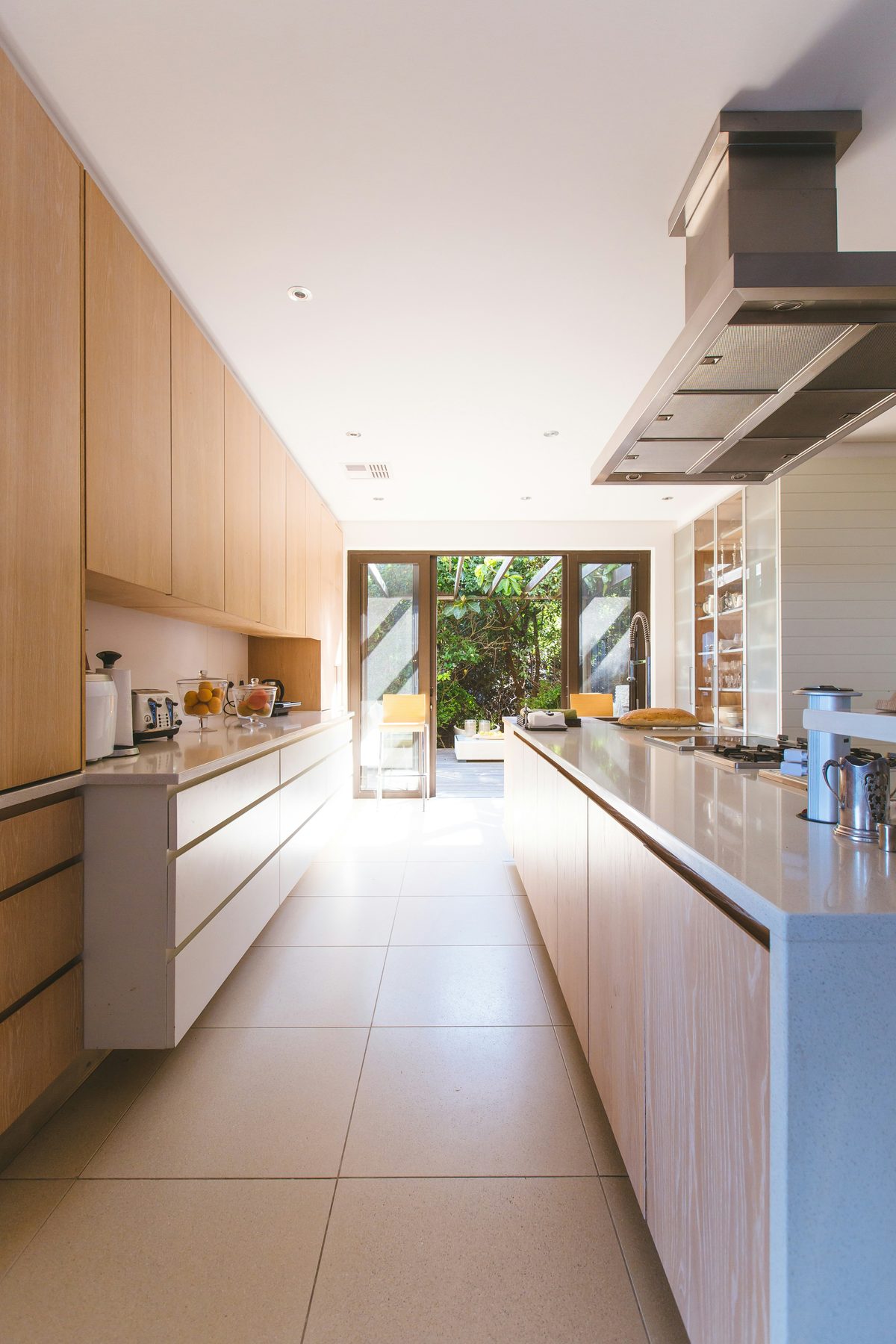 Cocina contemporánea tipo galería en madera clara