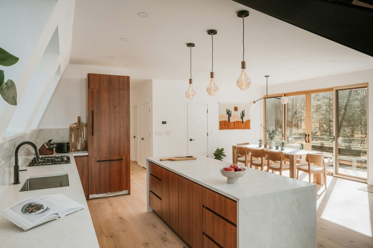 Cocina de nogal con isla y comedor abierto