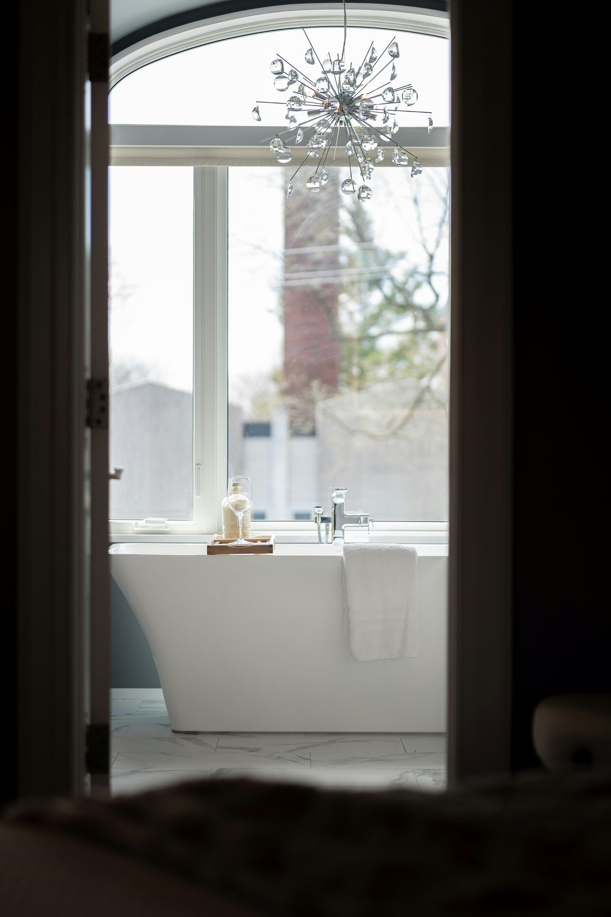 Baño con tina junto a la ventana