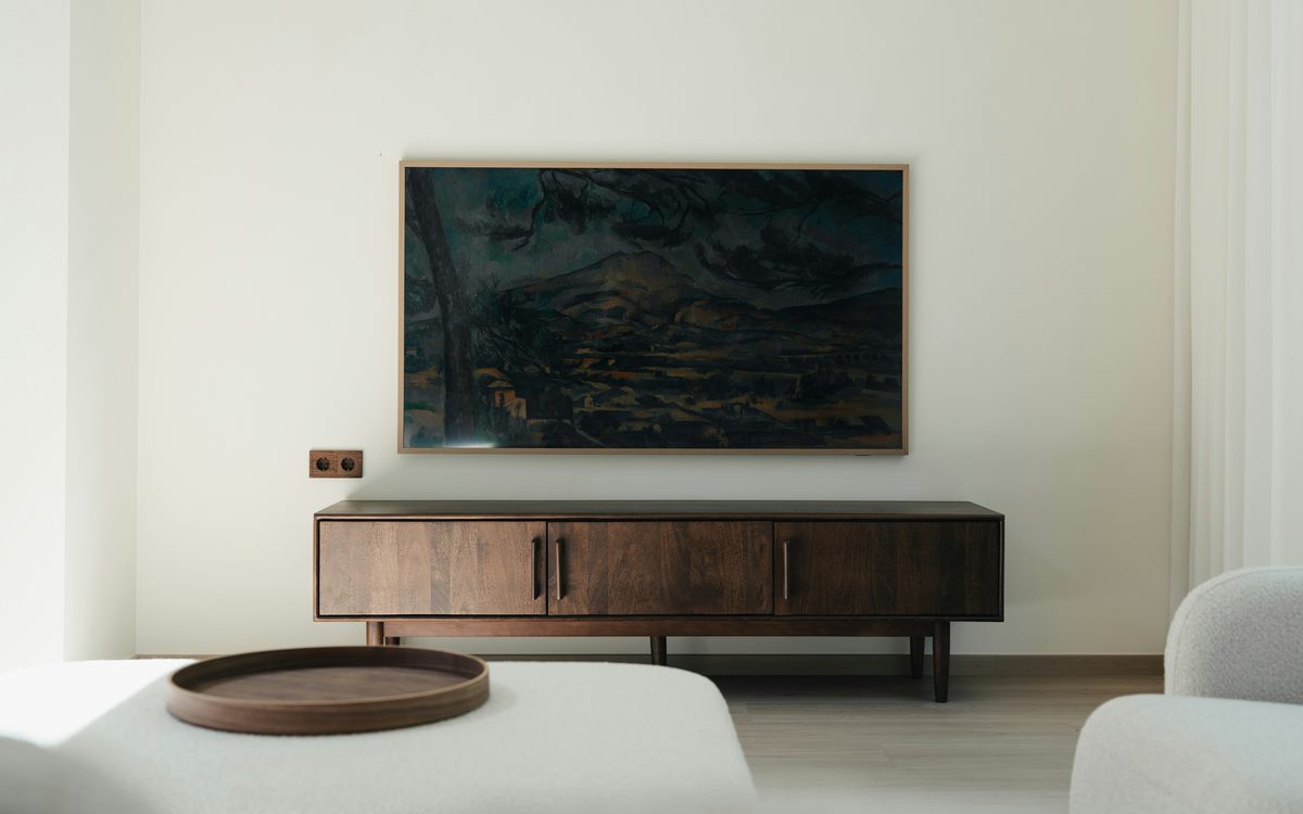 Mueble de TV de nogal en sala clara
